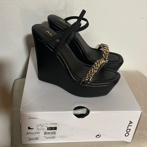 Aldo black with gold chain wedges 😊